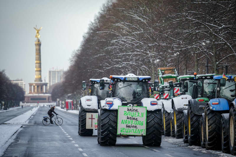 Tractors drive along street 17 June towards the Victory Column as part of the agricultural protests. Kay Nietfeld/dpa
