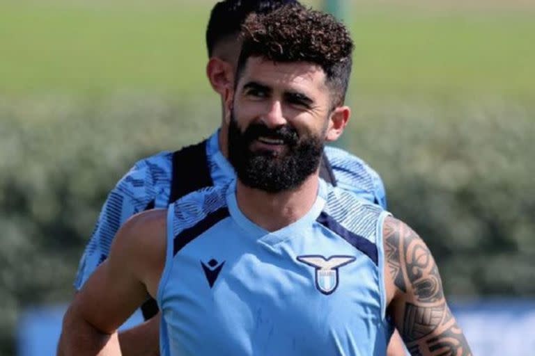 los hinchas más radicales de Lazio amenazaron al jugador albano por cantar el clásico “Bella Ciao”