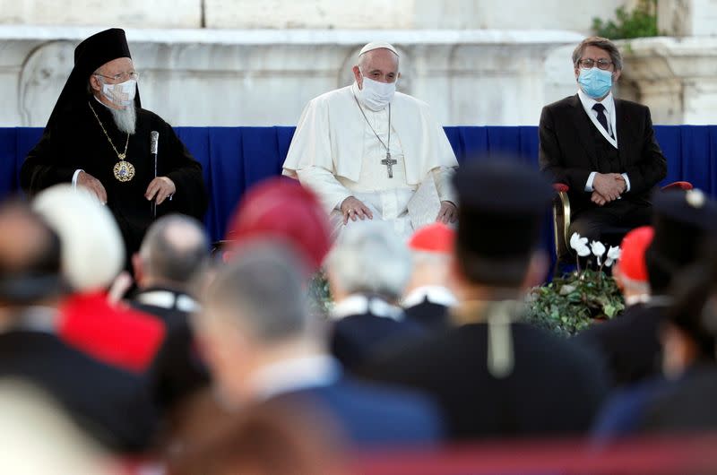 Pope Francis joins inter-religious prayer service for peace in Rome church