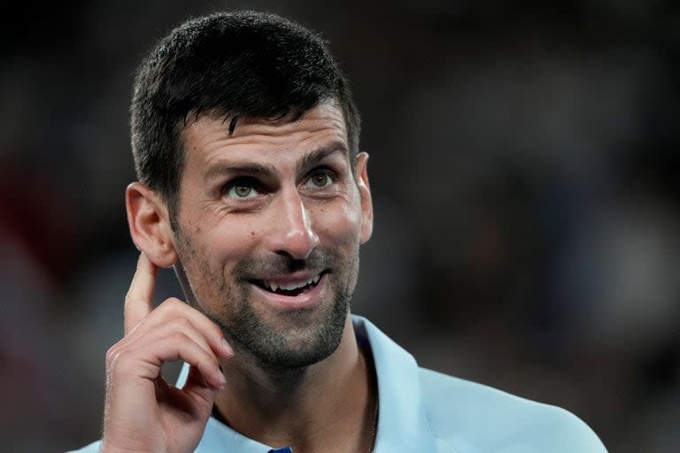 Novak Djokovic gesticula ante el croata Dino Prizmic