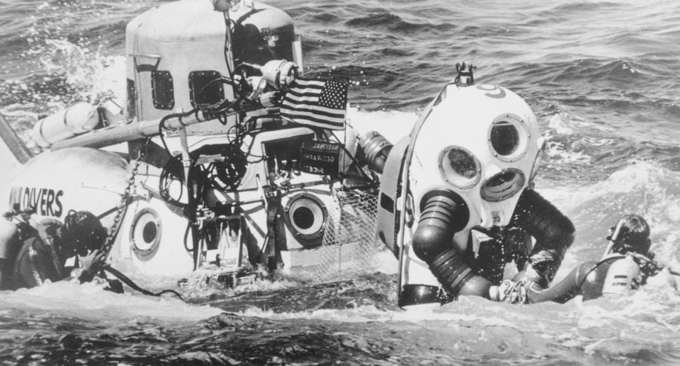 Sylvia Earle en su traje JIM a punto de comenzar el descenso a 381 metros en el océano Pacífico. (Foto: Getty Images)