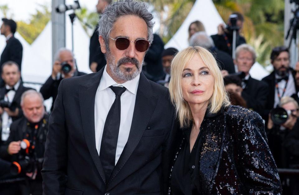 Cannes 2024 : Emmanuelle Béart s’offre une apparition remarquée avec son époux Frédéric Chaudier