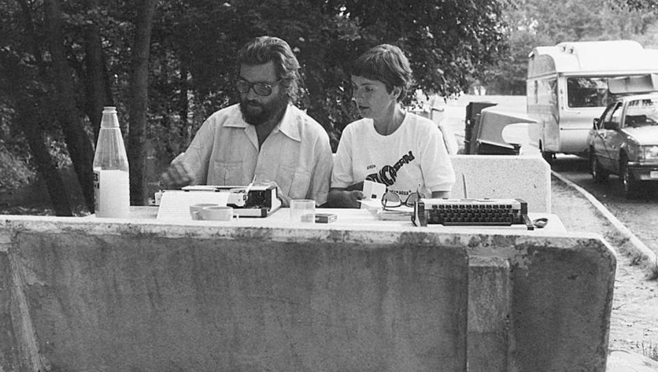 <span class="caption">Julio Cortazar y Carol Dunlop durante su viaje en una fotografía incluida en su libro 'Los autonautas de la cosmopista'.</span> <span class="attribution"><span class="source">Fondo Aurora Bernárdez, CGAI</span></span>