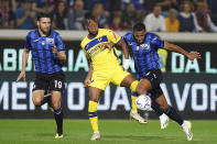 Atalanta's Isak Hien and Atalanta's Berat Djimsiti, right, battle for the ball during the Serie A soccer match between Atalanta and Hellas Verona at Gewiss stadium, Bergamo, Italy, Monday April 15, 2024. (Spada/LaPresse via AP)