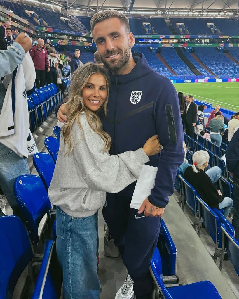 El jugador de la selección inglesa Luke Shaw junto a su novia Anouska Santos