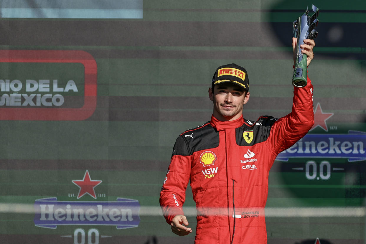 Charles Leclerc de Ferrari recibe su trofeo como tercer integrante del podio del GP de México. El campeón fue Verstappen y el segundo lugar, Hamilton. (Song Haiyuan/MB Media/Getty Images)