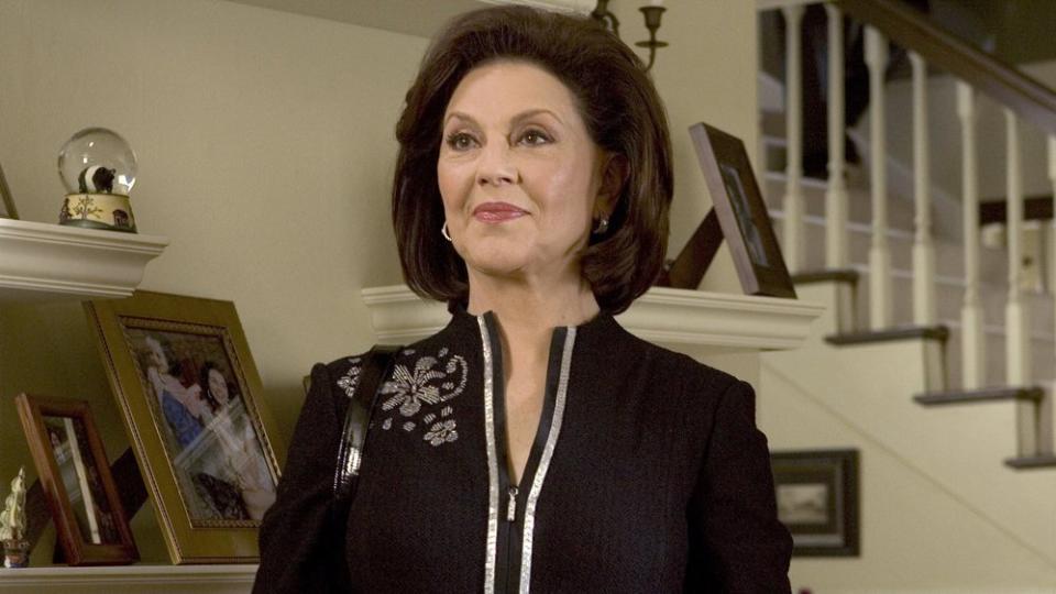 Klassisch elegant wie immer: Emily Gilmore in der 7. Staffel bei Mias Hochzeit