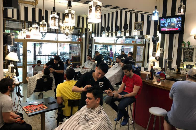 Desde hands cleaning hasta tatuajes, pasando por masajes y tratamientos faciales, las barberías como The Barbers fueron sumando nuevos servicios