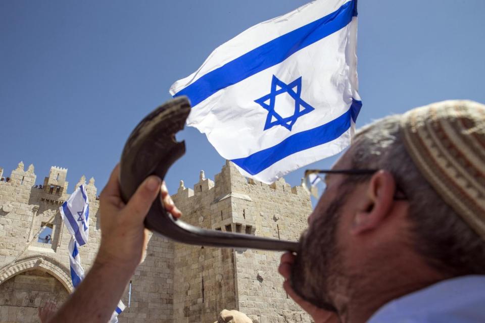 A Jewish man blows the shofar, which symbolises the call to repentance (Getty / Jack Guez)
