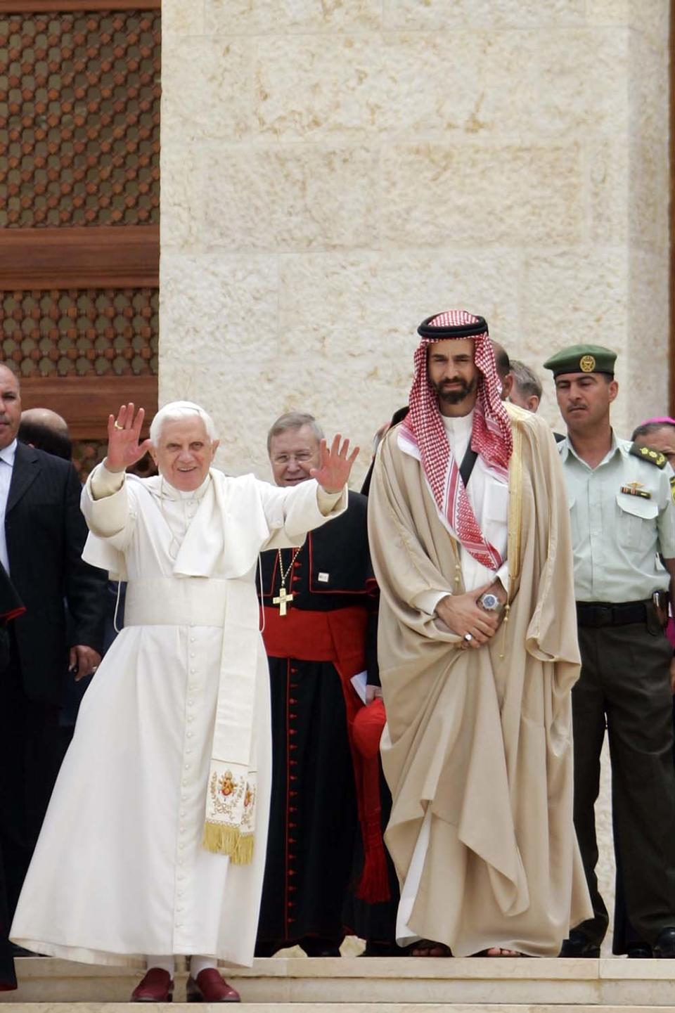 Benedicto XVI, acompañado del príncipe de Jordania, Ghazi Bin Talal (D), primo del rey Abdullah II y consejero en asuntos religioso de Jordania, en la Mezquita Talal, el 9 de mayo de 2009, en Amman, en su primer viaje al Medio Oriente. Carsten Koall/Getty Images