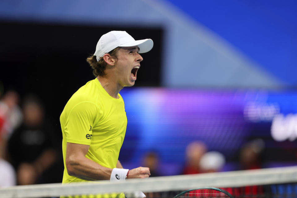 El australiano Alex de Minaur celebra su victoria ante Taylor Fritz de Estados Unidos en la United up en Perth, Australia el lunes primero de enero del 2024. (AP Foto/Trevor Collens)