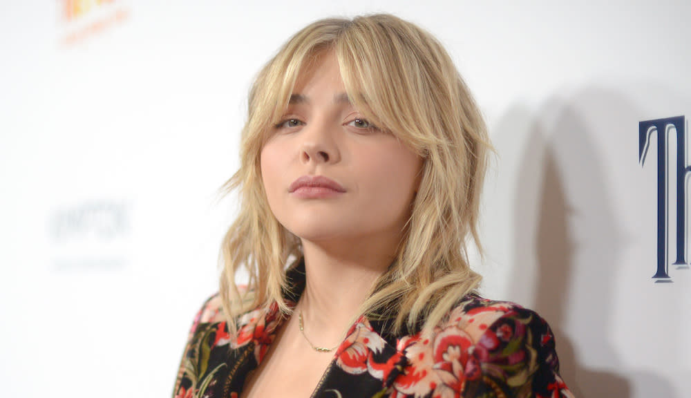 Chloë Grace Moretz gives us ’70s rocker chick vibes in this fabulous floral pantsuit