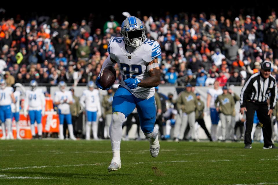 Detroit Lions running back D'Andre Swift runs the ball against the Chicago Bears during the first half in Chicago, Sunday, Nov. 13, 2022.