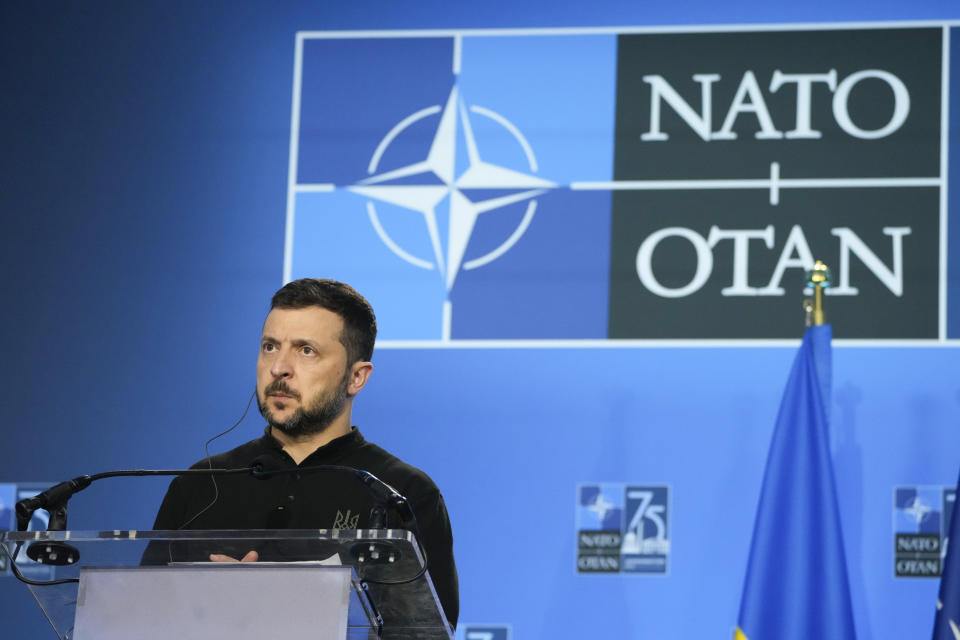 El presidente ucraniano Volodymyr Zelenskyy habla durante una conferencia de prensa en la cumbre de la OTAN en Washington, el jueves 11 de julio de 2024. (AP Foto/Mark Schiefelbein)