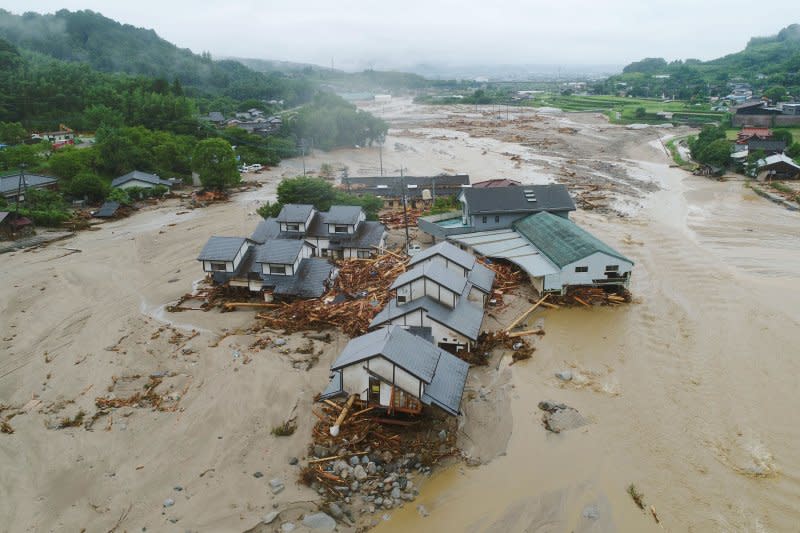 日本九州地區豪雨成災，許多民宅泡在水中（AP）