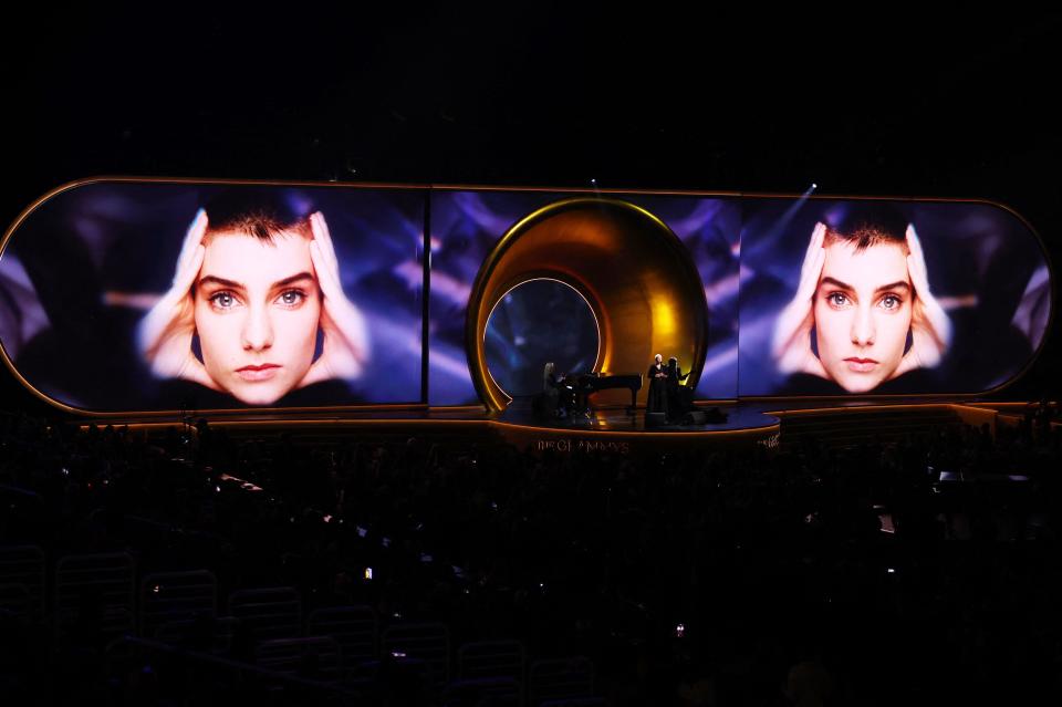 Annie Lennox actúa y de fondo se ve la imagen de Sinéad O'Connor