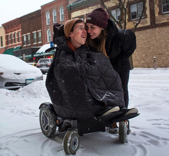 Shane Burcaw y Hannah Aylward han conmovido al mundo con su historia. Foto: <a href="https://www.instagram.com/p/Bt37qyghYGc/" rel="nofollow noopener" target="_blank" data-ylk="slk:Instagram.com/instagram;elm:context_link;itc:0;sec:content-canvas" class="link "><em>Instagram.com/instagram</em></a>