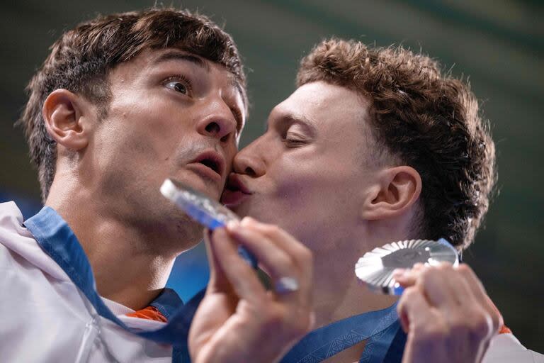 Los medallistas de plata británicos Noah Williams y Thomas Daley celebran con sus medallas tras el salto sincronizado masculino en plataforma de 10 metros