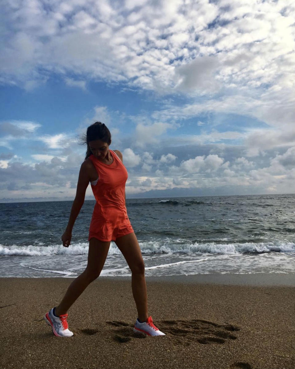 <p>Para salir a correr por Oporto, donde vive con sus hijos y el futbolista Iker Casillas, apuesta por las prendas de la marca Asics. (Foto: Instagram / <a rel="nofollow noopener" href="https://www.instagram.com/saracarbonero/" target="_blank" data-ylk="slk:@saracarbonero;elm:context_link;itc:0;sec:content-canvas" class="link ">@saracarbonero</a>). </p>