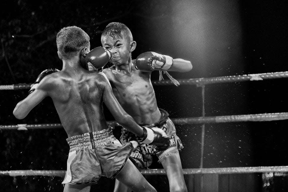 Dos luchadores de 9 años se involucran en una pelea despiadada a tres asaltos. En Isan (Tailandia).