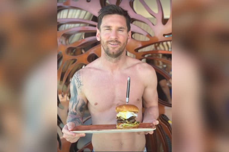 Messi publicó una foto en la que sostiene una hamburguesa doble con huevo y estallaron los memes en las redes sociales