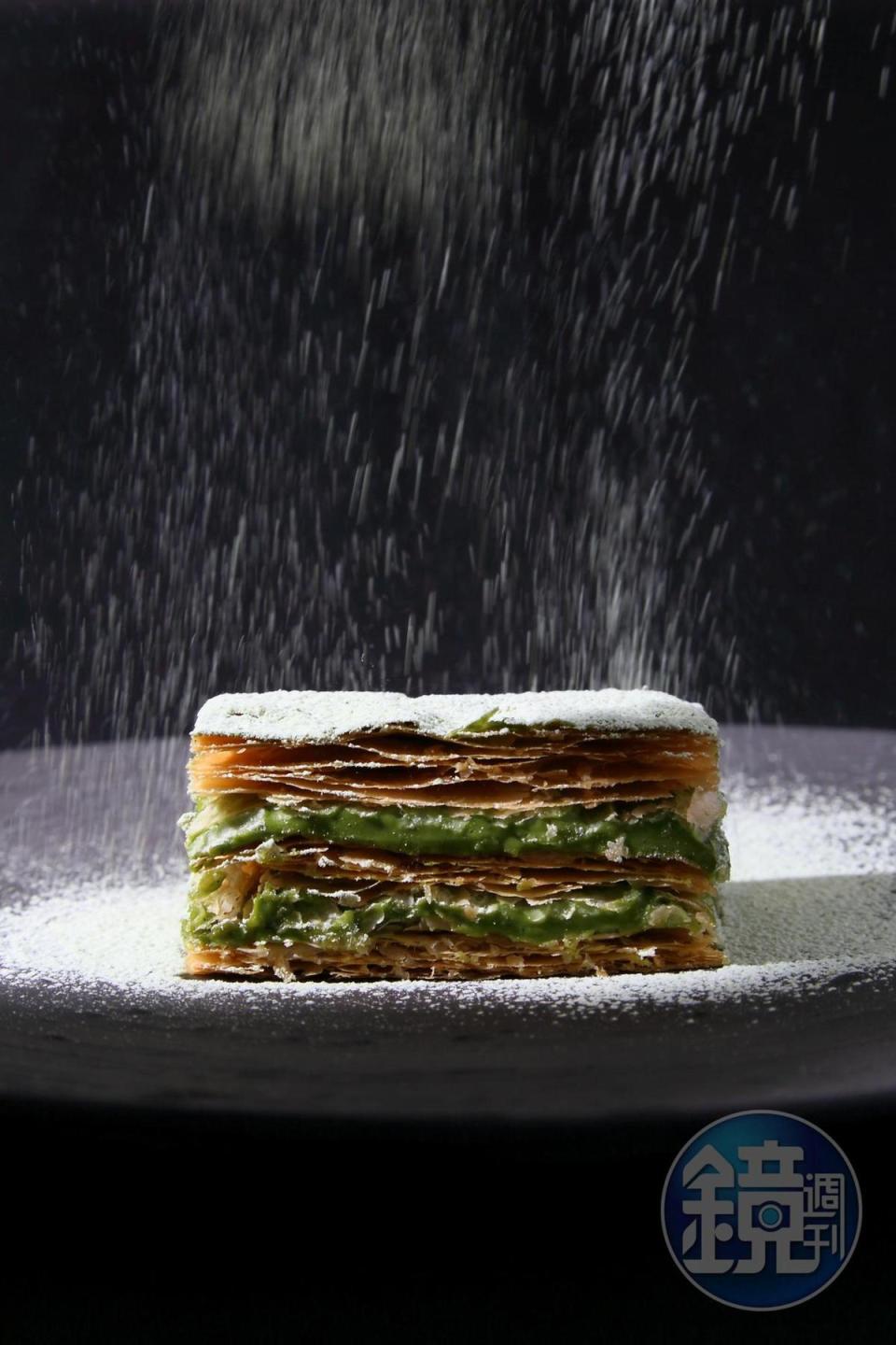 巴黎廳1930x高山英紀最知名的甜點「福岡八女抹茶奶油千層酥」。