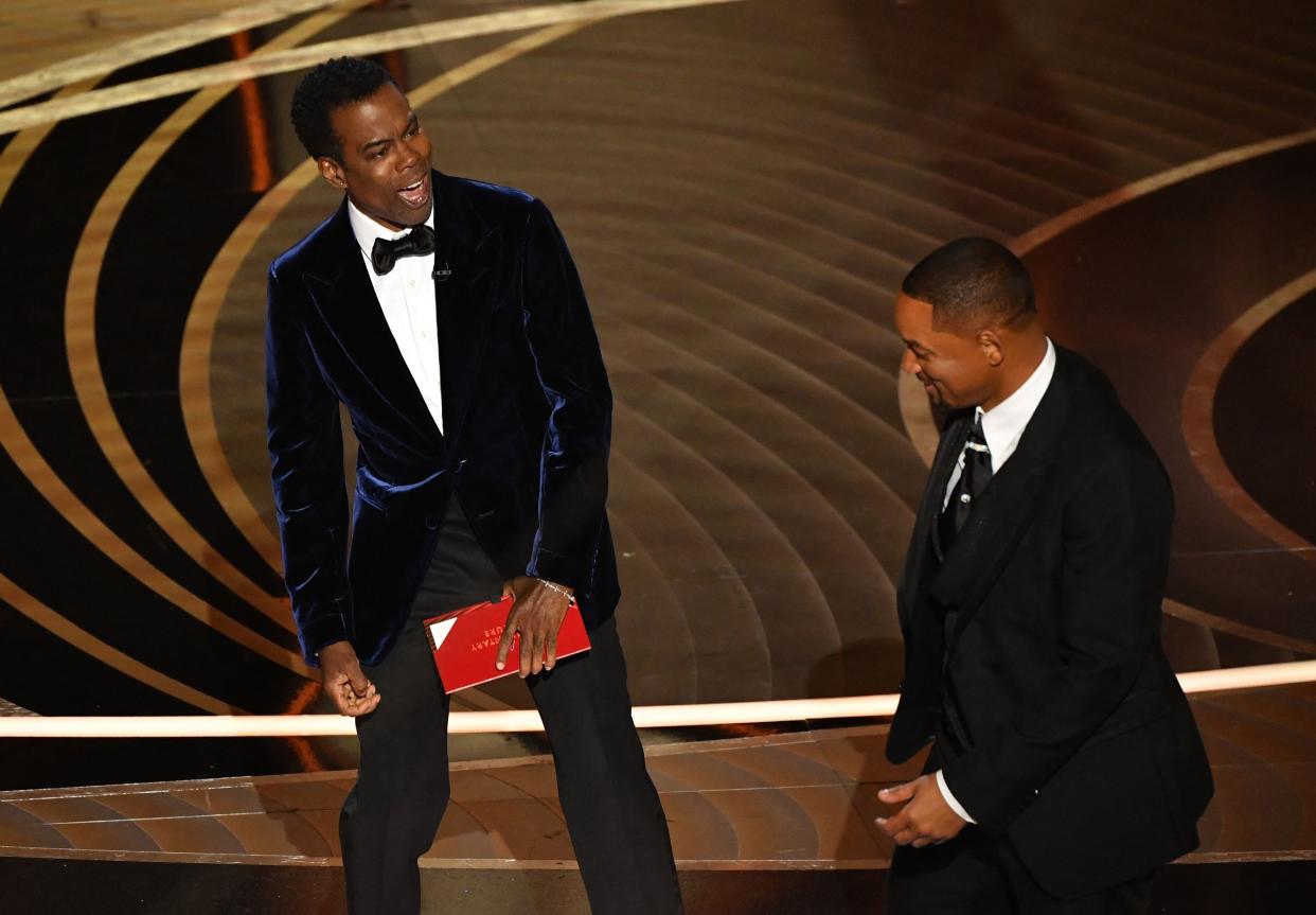 Tanto Chris Rock como los millones de espectadores de la entrega del Oscar 2022 quedaron anonadados tras la cachetada que Wills Smith propinó al comediante. (Photo by Robyn Beck / AFP) (Photo by ROBYN BECK/AFP via Getty Images)