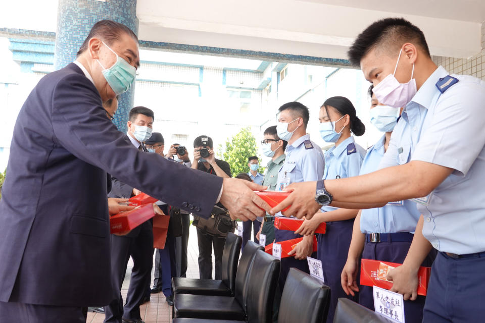 中華民國軍人之友社理事長李棟樑今率敬軍團前往海、空軍單位，慰訪駐守偏遠地區官兵。（記者羅廣仁攝）                               