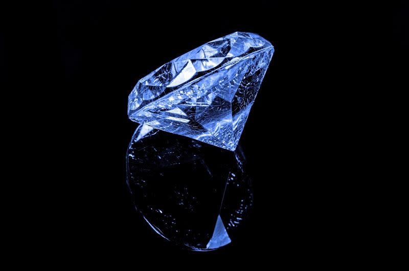 印度有鑽石商發現1顆造型極為罕見的鑽中鑽」礦石，鑽石內部中空藏著另一顆小鑽石。(示意圖／PIXABAY)