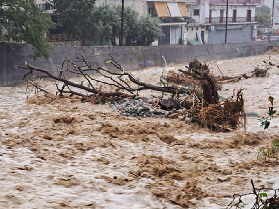 希臘發生洪水災情，沃洛斯市長警告民眾待在家裡！