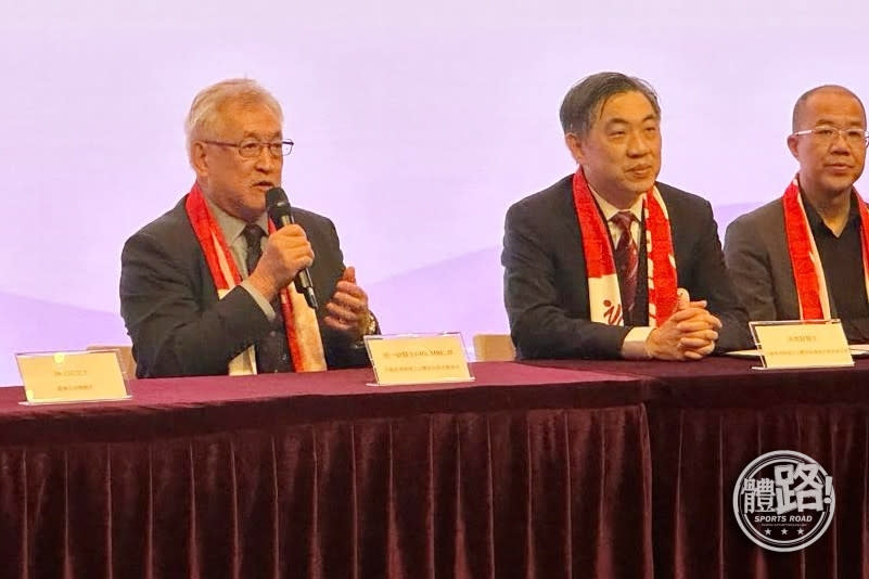 中國香港傷殘人士體育協會名譽主席周一嶽（左）喜見觀摩交流團成立