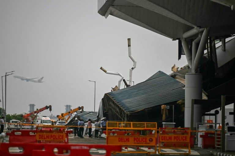 Un equipo de rescate trabaja en el lugar del techo que se desplomó en una terminal del aeropuerto internacional de Nueva Delhi, el 28 de junio de 2024 en la capital india (Arun Sankar)
