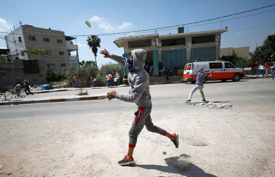 <p>A Palestinian protester hurls stones towards Israeli troops during clashes at a protest in support of Palestinian prisoners on hunger strike in Israeli jails, in the West Bank village of Beita, near Nablus May 5, 2017. (Photo: Mohamad Torokman/Reuters) </p>