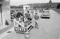<p>Des milliers de petits commerces jalonnaient l’itinéraire. Ici, une boutique de poteries près d’Accolay, dans l’Yonne.</p>