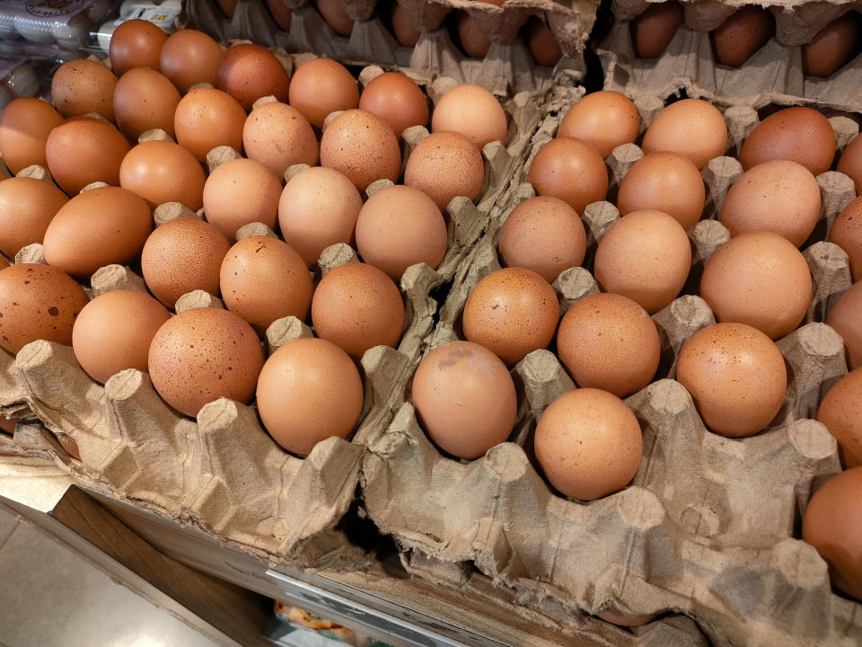 有網友分享，爸爸退休後迷上養雞、養鵝，最近雞蛋產量很多，家裡吃不完，便決定低價出售，並限購一人五顆。（示意圖／Getty Images）