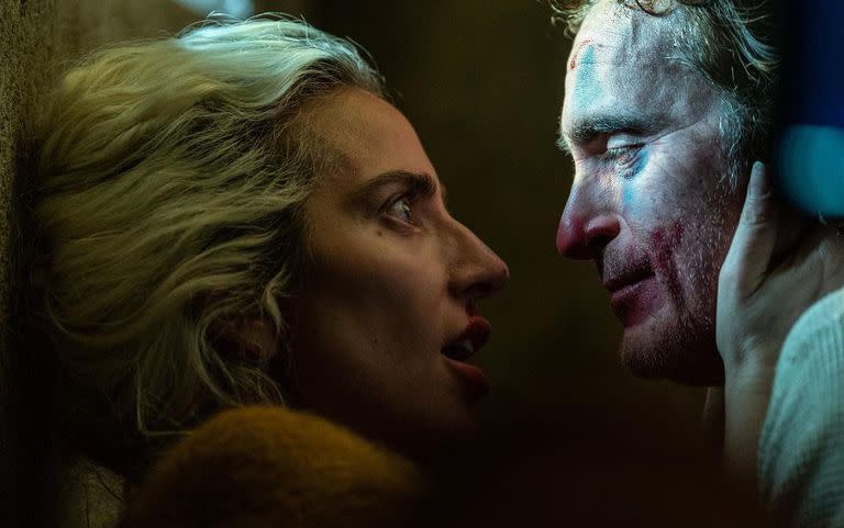 Lady Gaga junto a Joaquin Phoenix, caracterizados como Harley Quinn y el Guasón, en un adelanto de la secuela de Joker