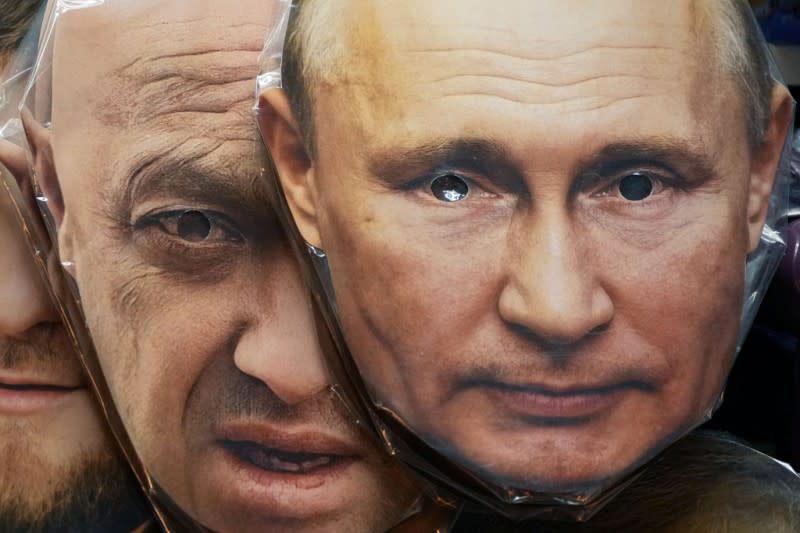 俄羅斯聖彼得堡的一家紀念品商店所展售的普京與普里格津面具。（美聯社）