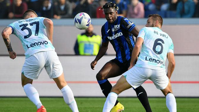Penyerang Atalanta, Duvan Zapata, mendapatkan pengawalan dari dua pemain Inter Milan, Milan Skriniar dan Stefan de Vrij pada laga pekan ke-15 Serie A 2022/2023 di Stadio Atleti Azzurri d'Italia, Minggu (13/11/2022) malam WIB. (AFP/Isabella Bonotto)