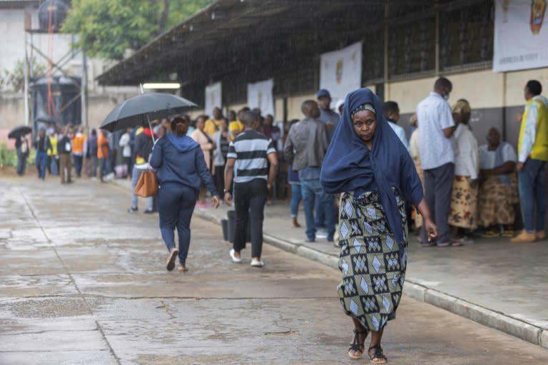 Numerosas personas hacen fila en un centro de votación de Maputo, Mozambique, el 9 de octubre de 2024 (ALFREDO ZUNIGA)