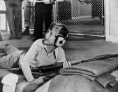 Como futuro mando supremo de las Fuerzas Armadas, el monarca estuvo en contacto con el ejército desde pequeño. En esta foto se le puede ver practicando tiro en la Academia Militar cuando tenía tan solo 10 años. (Foto: Central Press / Hulton Archive / Getty Images)