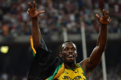 La estrella mundial del atletismo Usain Bolt festeja tras la victoria del equipo jamaicano en la final de relevo 4x100 metros del mundial de atletismo en Pekín, el 29 de agosto de 2015 (AFP | Wang Zhao)