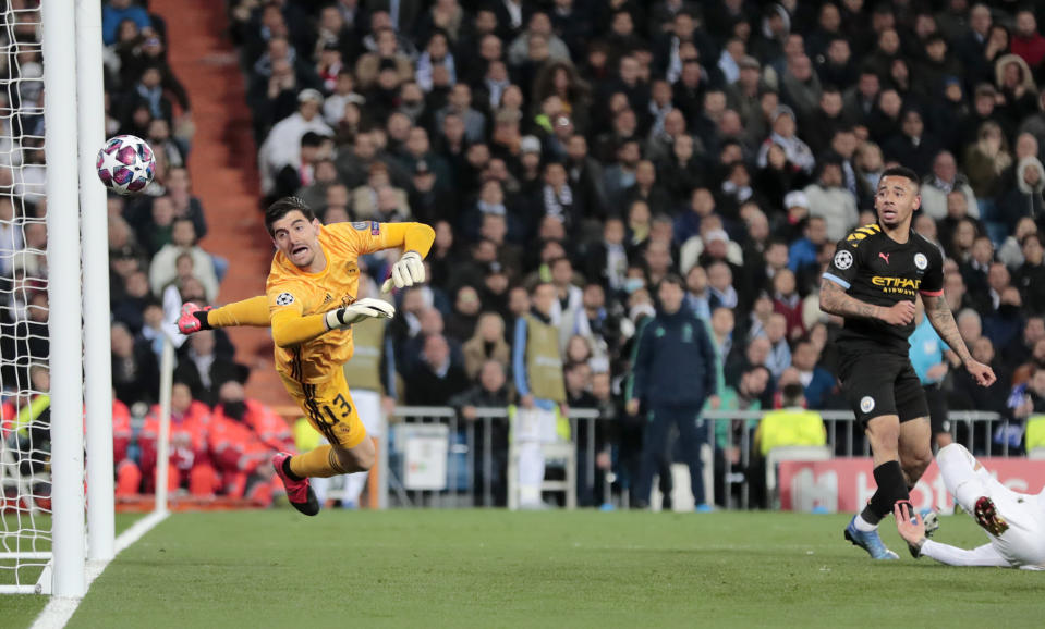 Gabriel Jesús (derecha) del Manchester City marca el primer gol de su equipo en la victoria 2-1 ante el Real Madrid en los octavos de final de la Liga de Campeones, el miércoles 26 de febrero de 2020. (AP Foto/Bernat Armangue)