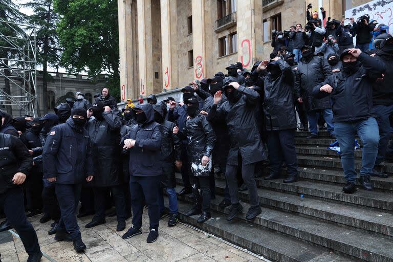 La policía custodia la entrada al Parlamento