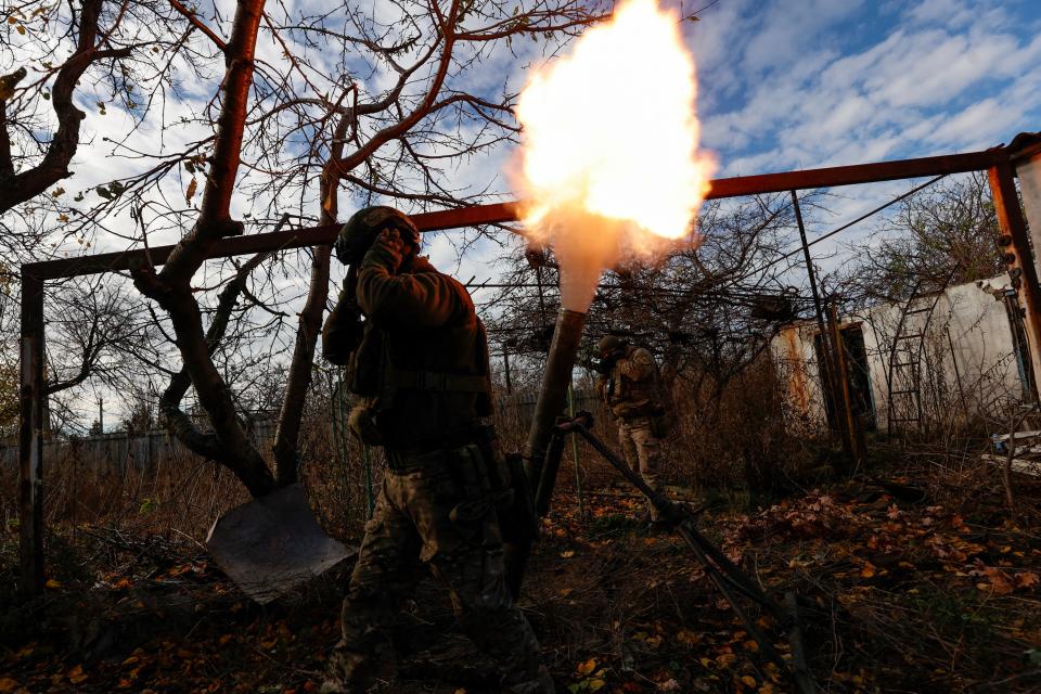 Ukrainian forces fire a mortar toward Russian troops in the front line town of Avdiivka (Radio Free Europe/Radio Liberty/Serhii Nuzhnenko via REUTERS)