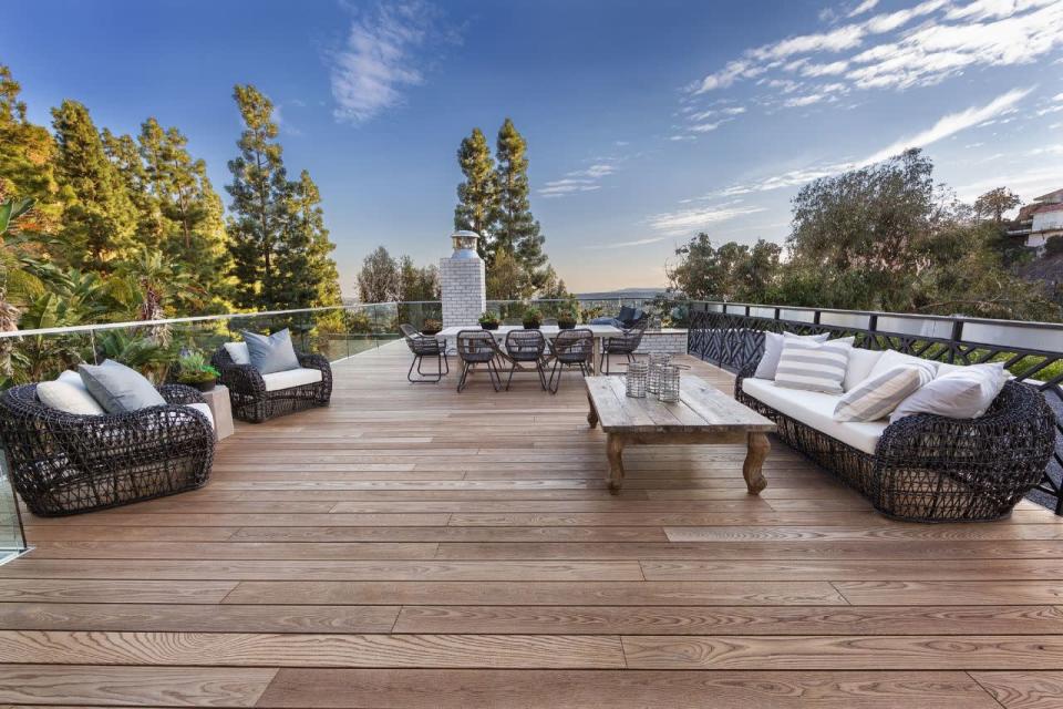 <p>The deck was designed to look like a New York City rooftop deck. (Photo: <a href="http://bit.ly/1UCMKf2" rel="nofollow noopener" target="_blank" data-ylk="slk:Sotheby’s International Realty via Catherine Marcus;elm:context_link;itc:0;sec:content-canvas" class="link ">Sotheby’s International Realty via Catherine Marcus</a>, shot by Mark Lee)</p>