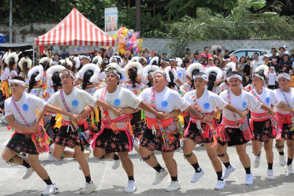 基隆原住民聯合豐年祭，族人身穿傳統服飾舞蹈慶祝。（記者鄭鈞云翻攝）