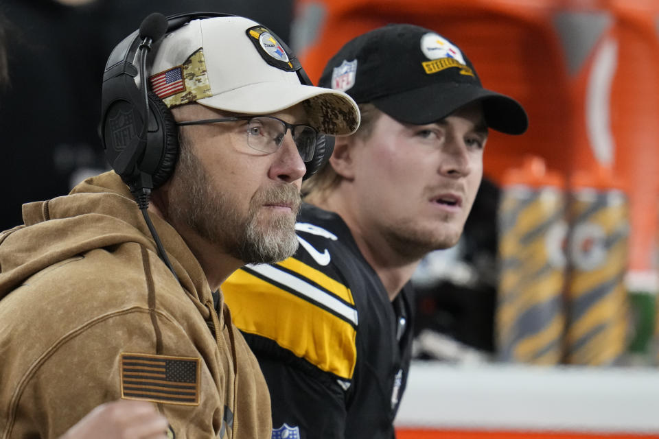 Pittsburgh Steelers offensive coordinator Matt Canada, left, sits with quarterback Kenny Pickett, right, during the first half of an NFL football game against the Tennessee Titans, Thursday, Nov. 2, 2023, in Pittsburgh. (AP Photo/Gene J. Puskar)