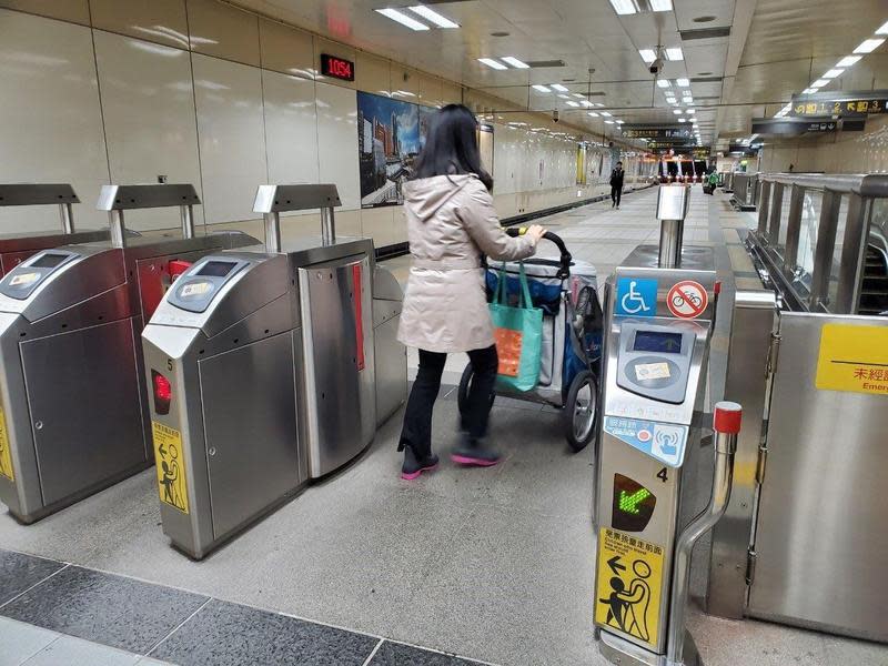 台北捷運自明（15日）起，將擴大開放大型寵物車進出捷運系統。（北捷提供）