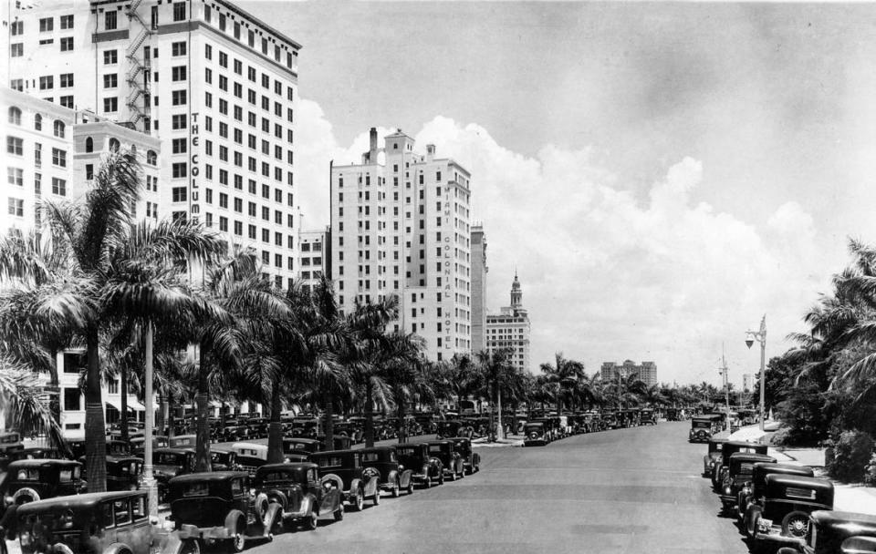 Una postal de 1930 muestra el Biscayne Boulevard del downtown de Miami mirando hacia el norte desde Flagler Street. Los hoteles McAllister, Columbus, Miami Colonial y Everglades aparecen de izquierda a derecha.