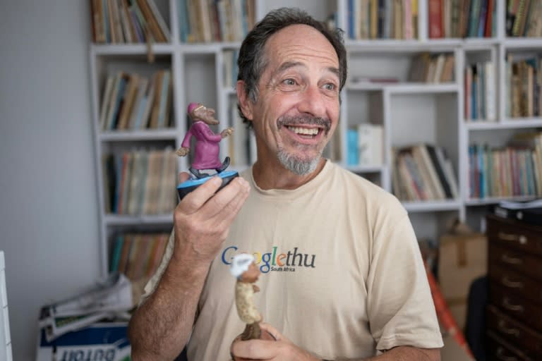 Jonathan Shapiro, caricaturiste connu sous le nom de Zapiro, montre des figurines qu'il a créées représentant Nelson Mandela et l'archevêque Desmond Tutu, dans son atelier au Cap, en Afrique du Sud, le 4 avril 2024 (WIKUS DE WET)